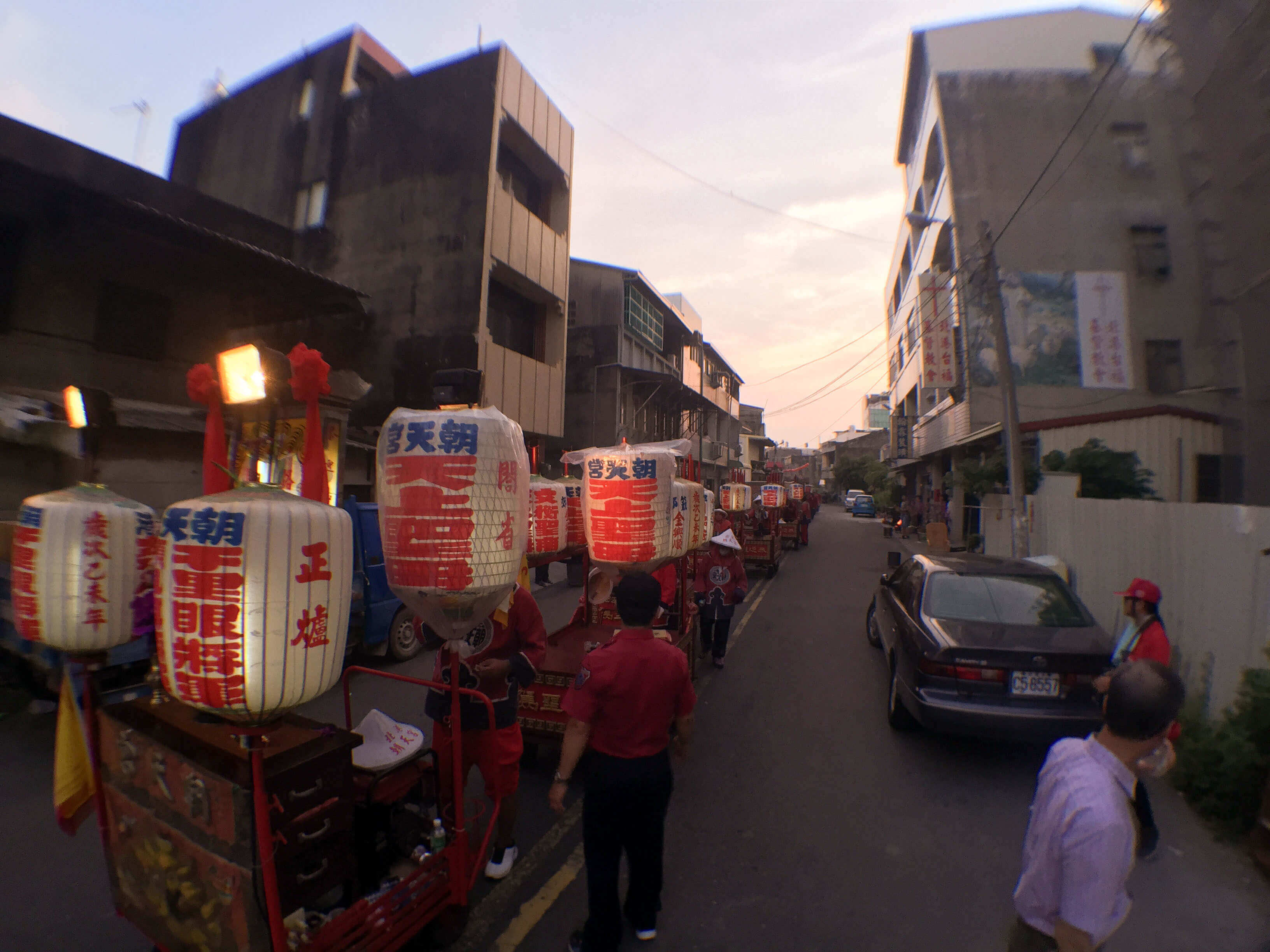 走在隊伍最前面的路關牌（吳政賢 攝）