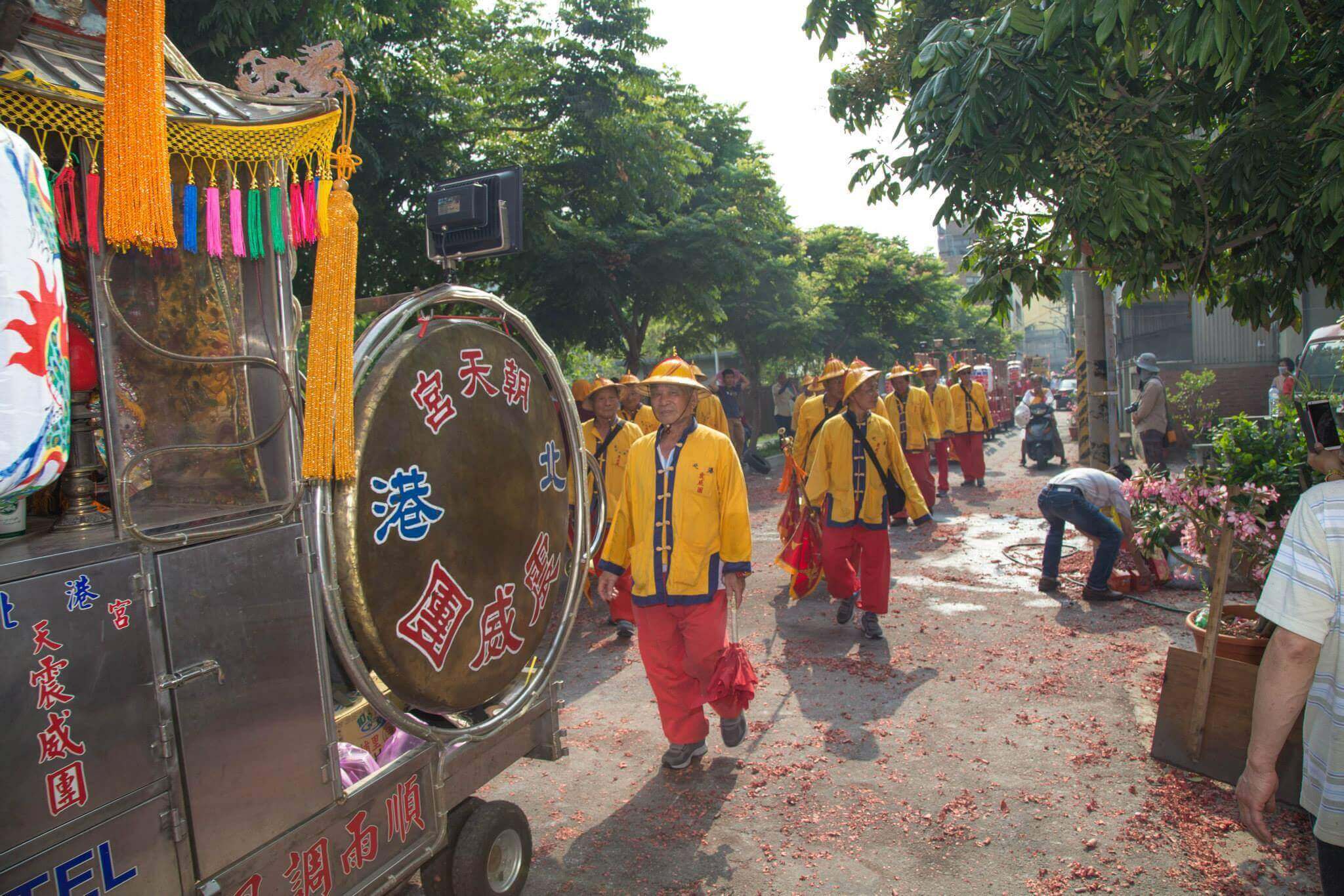 北港迎媽祖隊伍前的 震威團（陳秉祥 攝）