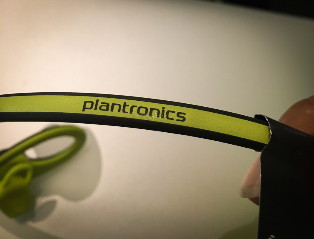 兩耳間的連接線上也有著 Plantronics 的 Logo 字樣