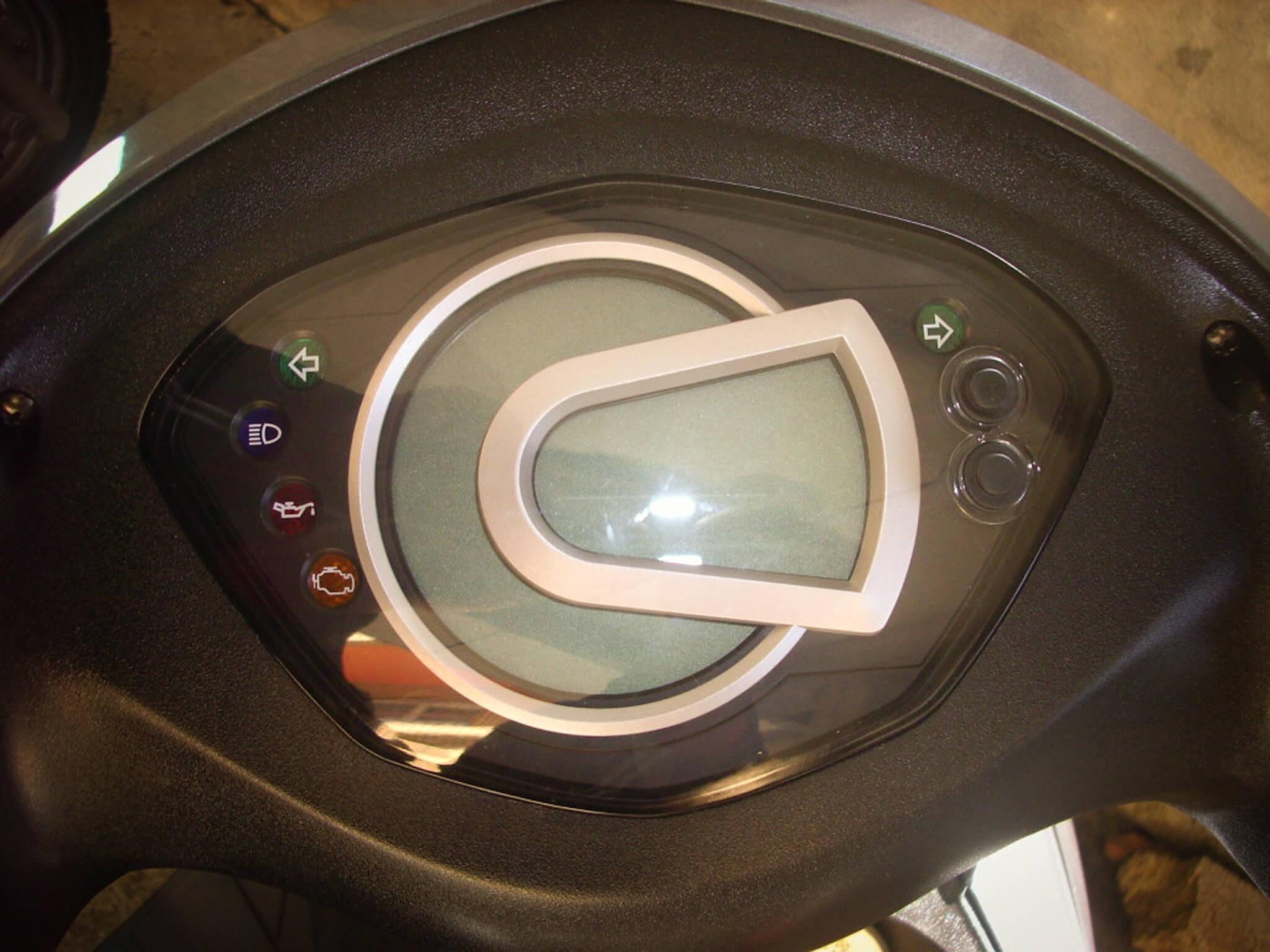 首先~先來一張 SYM GT125 儀表板