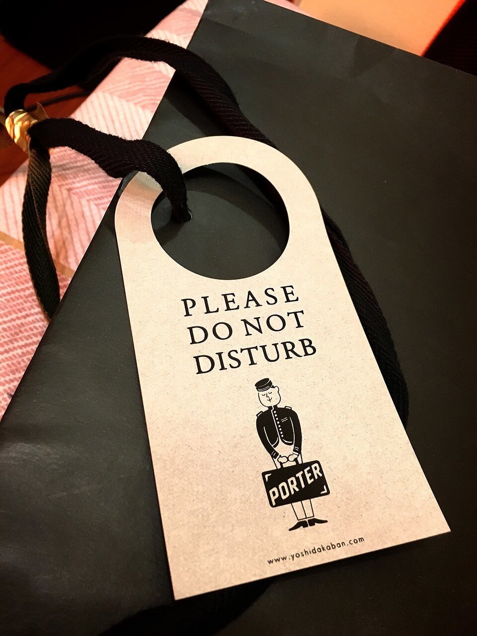 提袋上還掛著 Porter 的標籤，上面還寫著 please do not disturb
