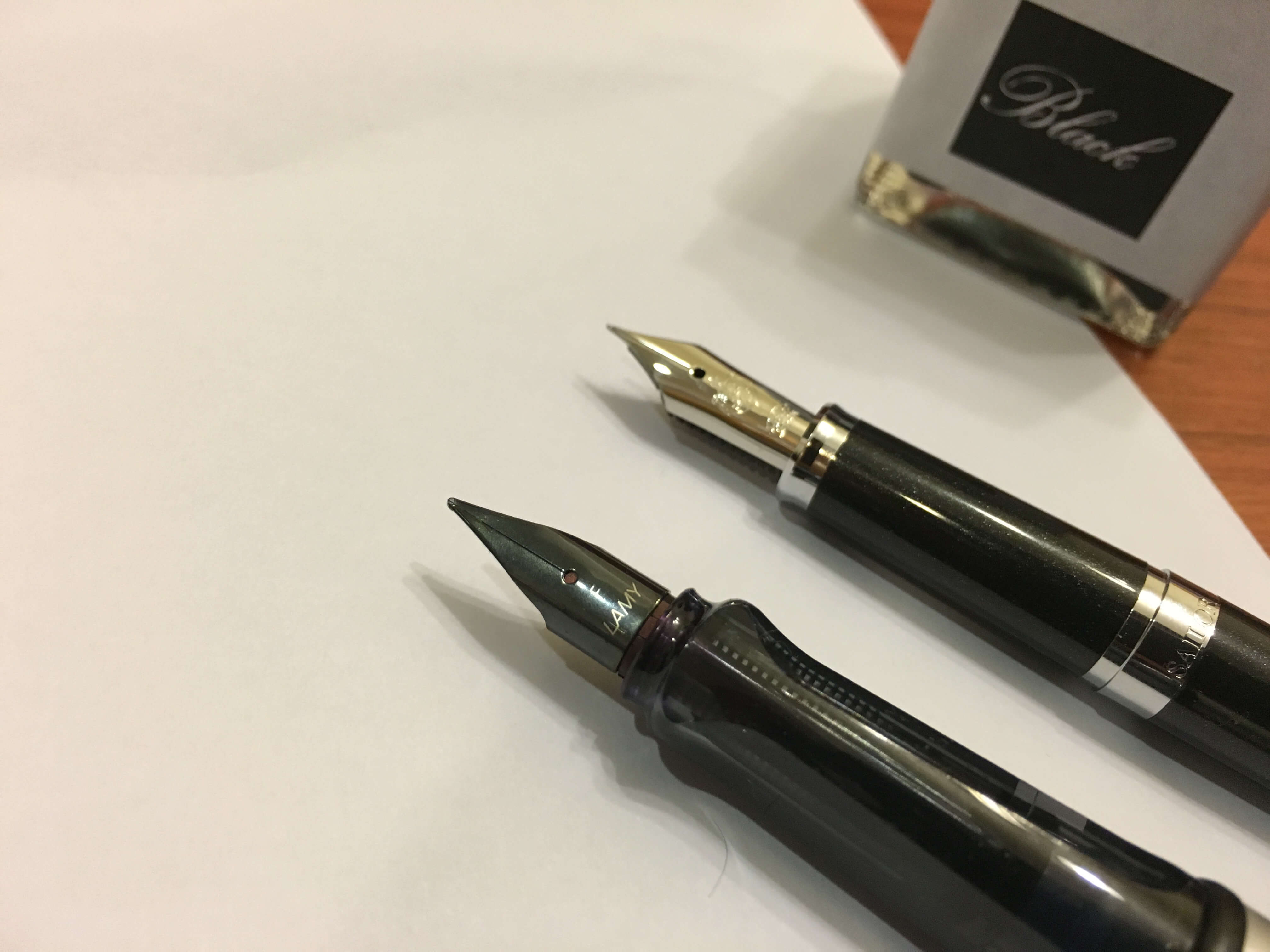 LAMY、SAILOR 筆尖，都是 F 尖，但是粗細卻不大一樣喔，主要是因為歐美、日本牌的關係