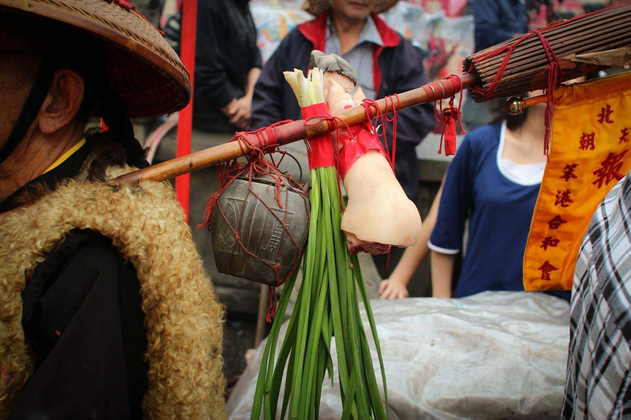 豬足、兩傘、韭菜、錫壺（吳政賢 攝）