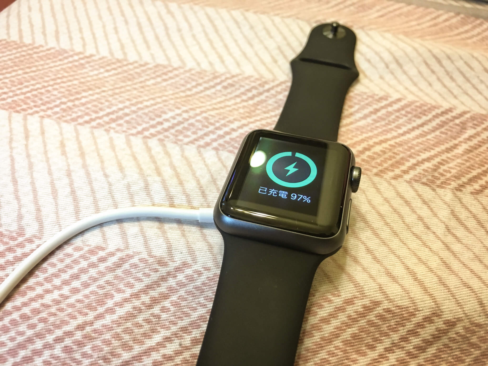 充電中的 Apple Watch