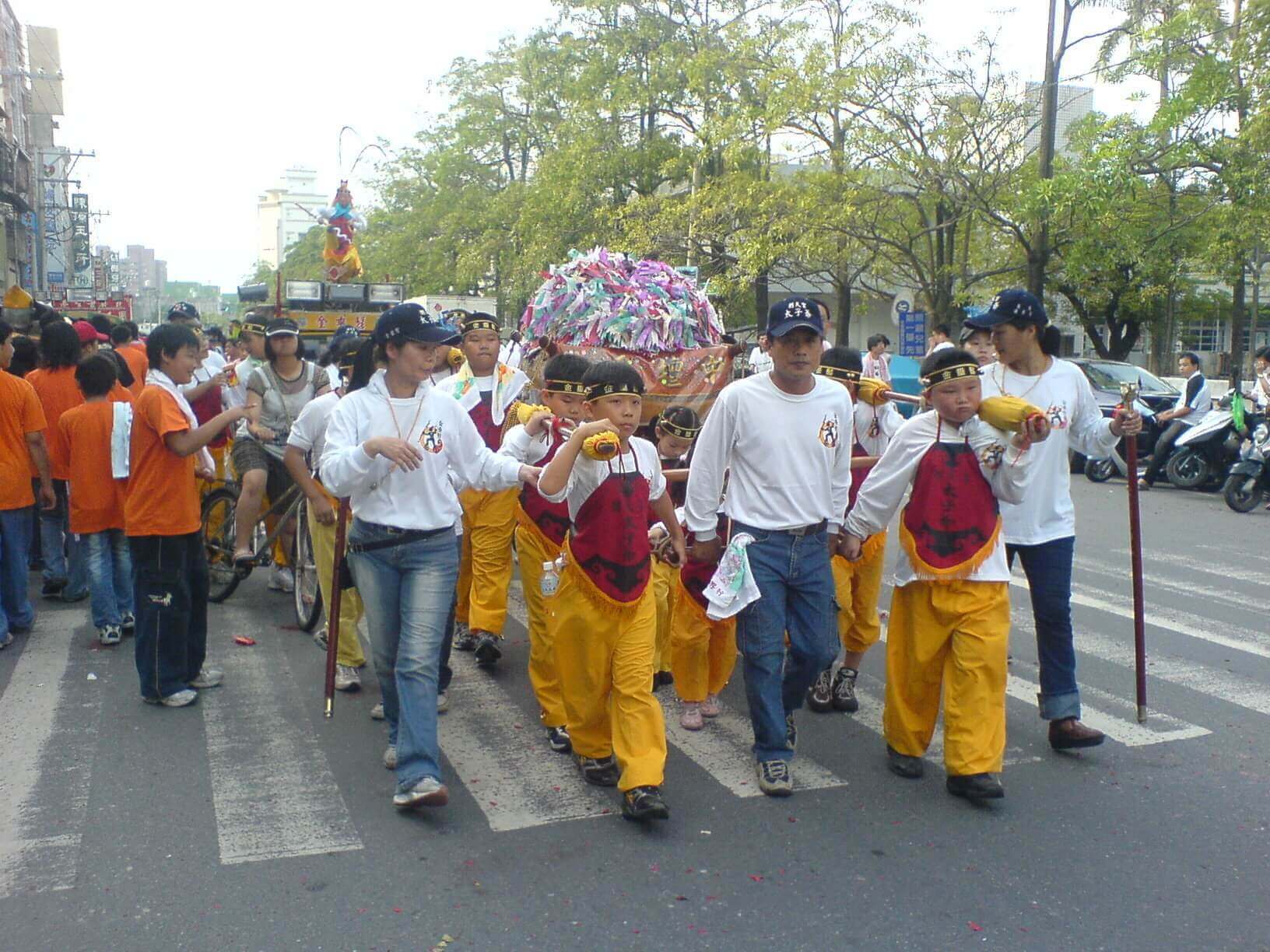 金垂髫太子爺神轎較小，適合小朋友抬（吳政賢 攝）