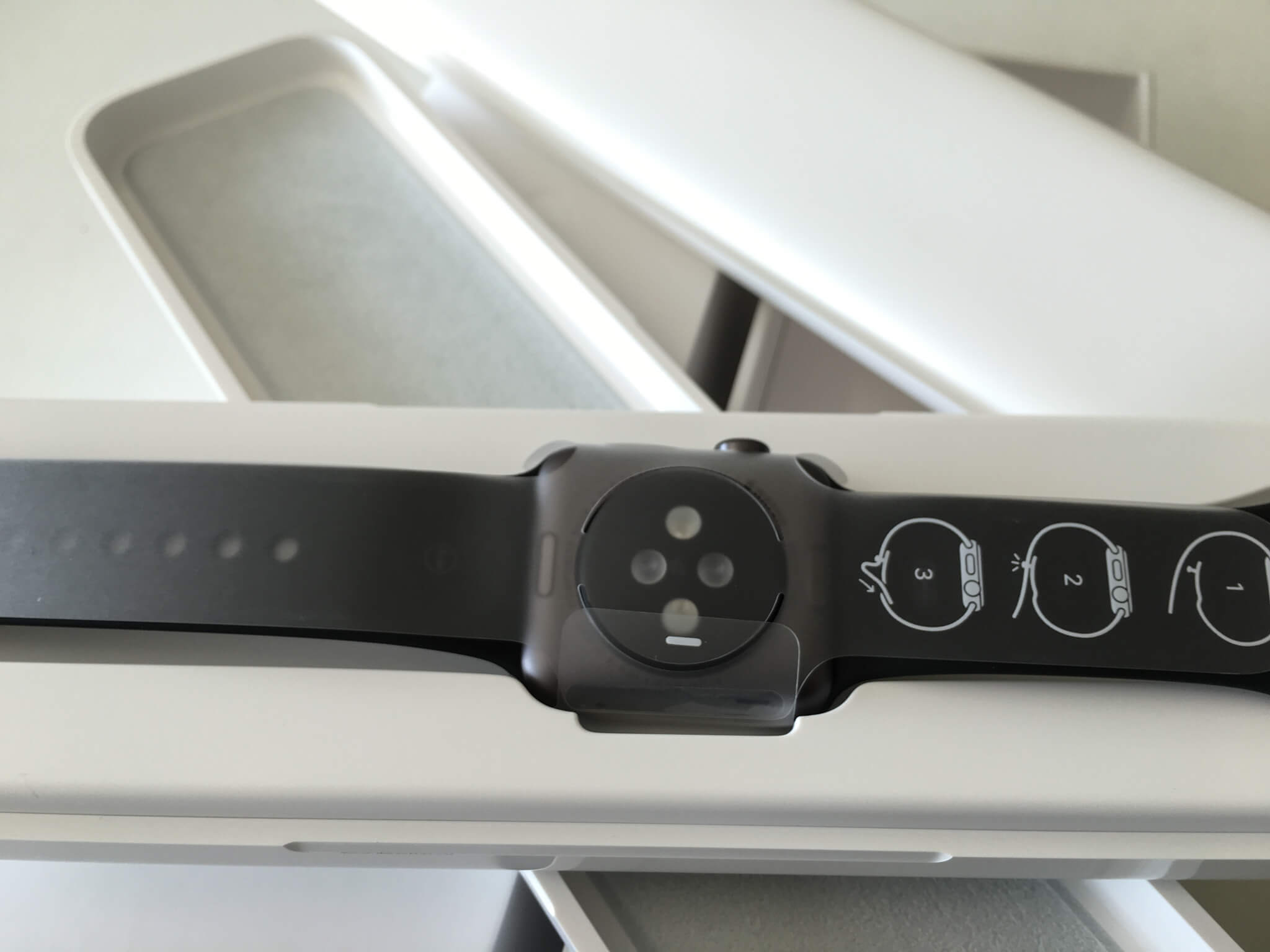 背面的 Apple Watch，可以看到心跳感測裝置